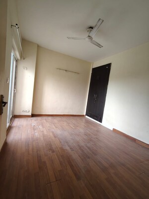 Room in 3 BHK Apartment at Nimbus Express Park View, Chi V Greater Noida – for Sale