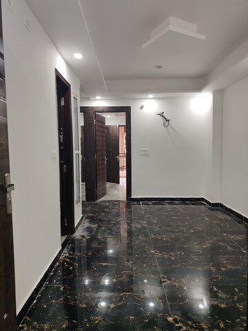 Building Lobby in 3 BHK Builder Floor at ML 73 Avenue, Sector 73 – for Sale