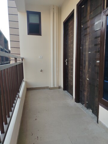 Building Lobby in 3 BHK Builder Floor at ML 73 Avenue, Sector 73 – for Sale