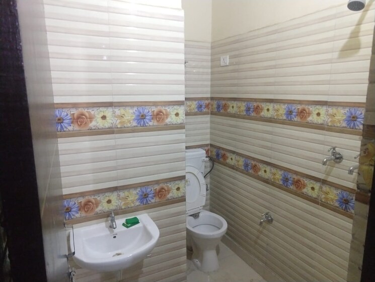 Bathroom, sr-73-avenue 3 Bedroom 1430 Sq.Ft. Builder Floor In Sector 73 Noida 8585010