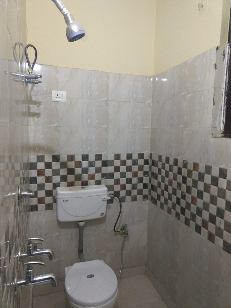 Bathroom, sr-73-avenue 3 Bedroom 1430 Sq.Ft. Builder Floor In Sector 73 Noida 8585010