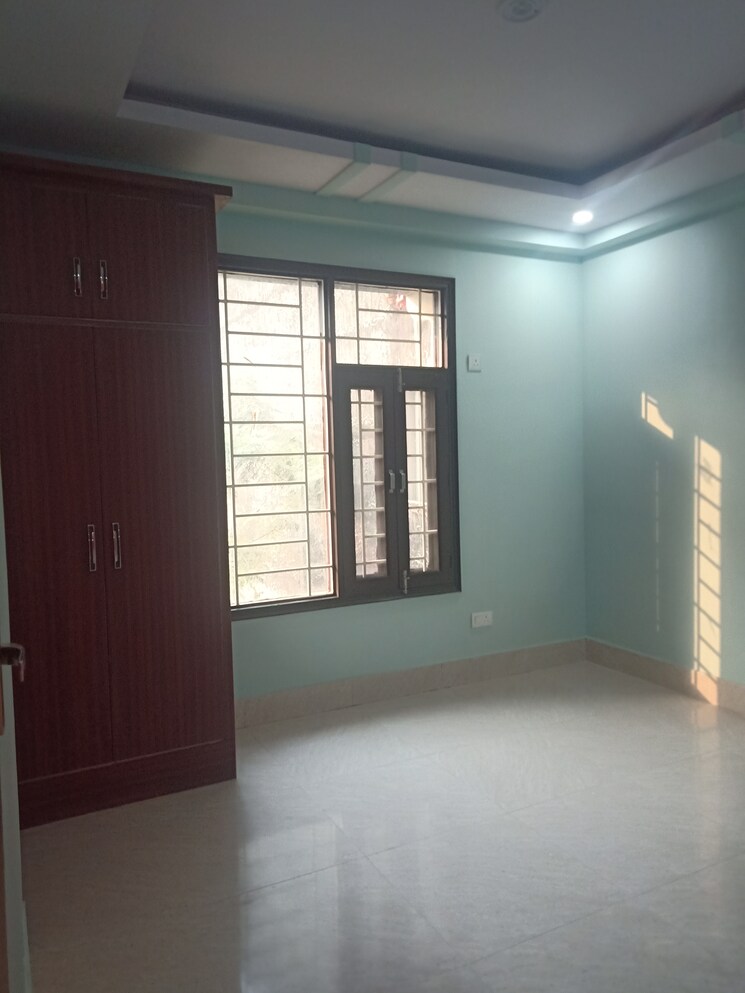 Room, sr-73-avenue 3 Bedroom 1430 Sq.Ft. Builder Floor In Sector 73 Noida 8585010