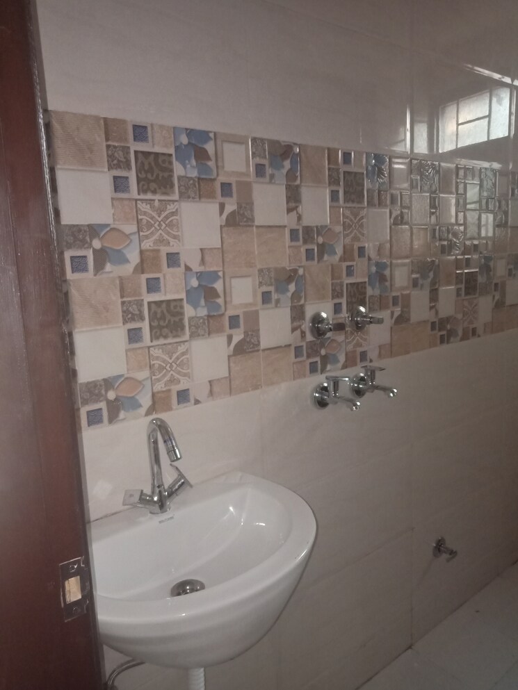 Bathroom, sr-73-avenue 3 Bedroom 1430 Sq.Ft. Builder Floor In Sector 73 Noida 8585010