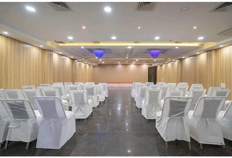 Team Area, pushpanjali-puram Commercial Office Space 800 Sq.Yd. In Fatehabad Road Agra 8585239