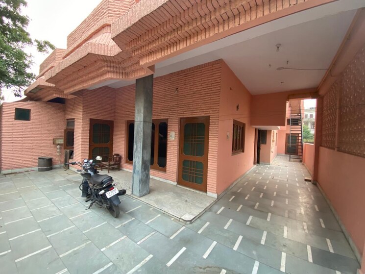  Parking, pallav puram phase 2 6+ Bedroom 2250 Sq.Ft. Villa In Pallav Puram Phase 2 Meerut 8585131