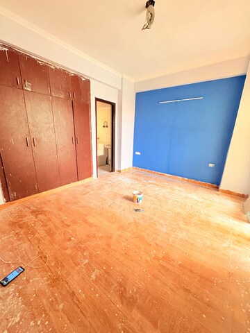 Room in 2.5 BHK Apartment at Aims Golf City, Sector 75 – for Rent