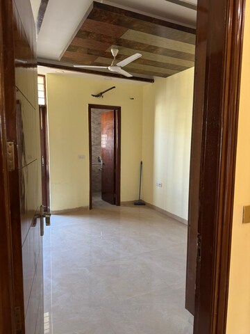 Room in 3 BHK Apartment at Sector 76 – for Rent