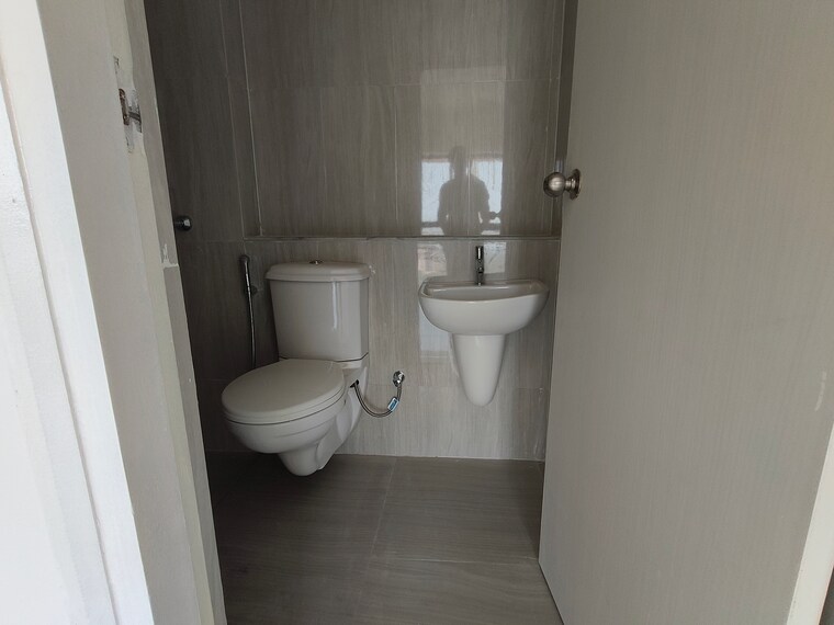 Bathroom, runwal-gardens-phase-i 2 Bedroom 669 Sq.Ft. Apartment In Dombivli East Thane 8585531