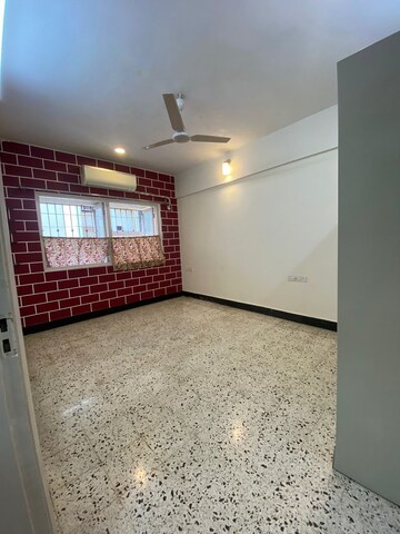 Room in 3 BHK Apartment at Khar West – for Rent