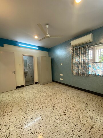 Room in 3 BHK Apartment at Khar West – for Rent