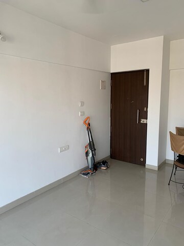 Room in 3 BHK Apartment at Lodha Amara, Kolshet Road – for Rent