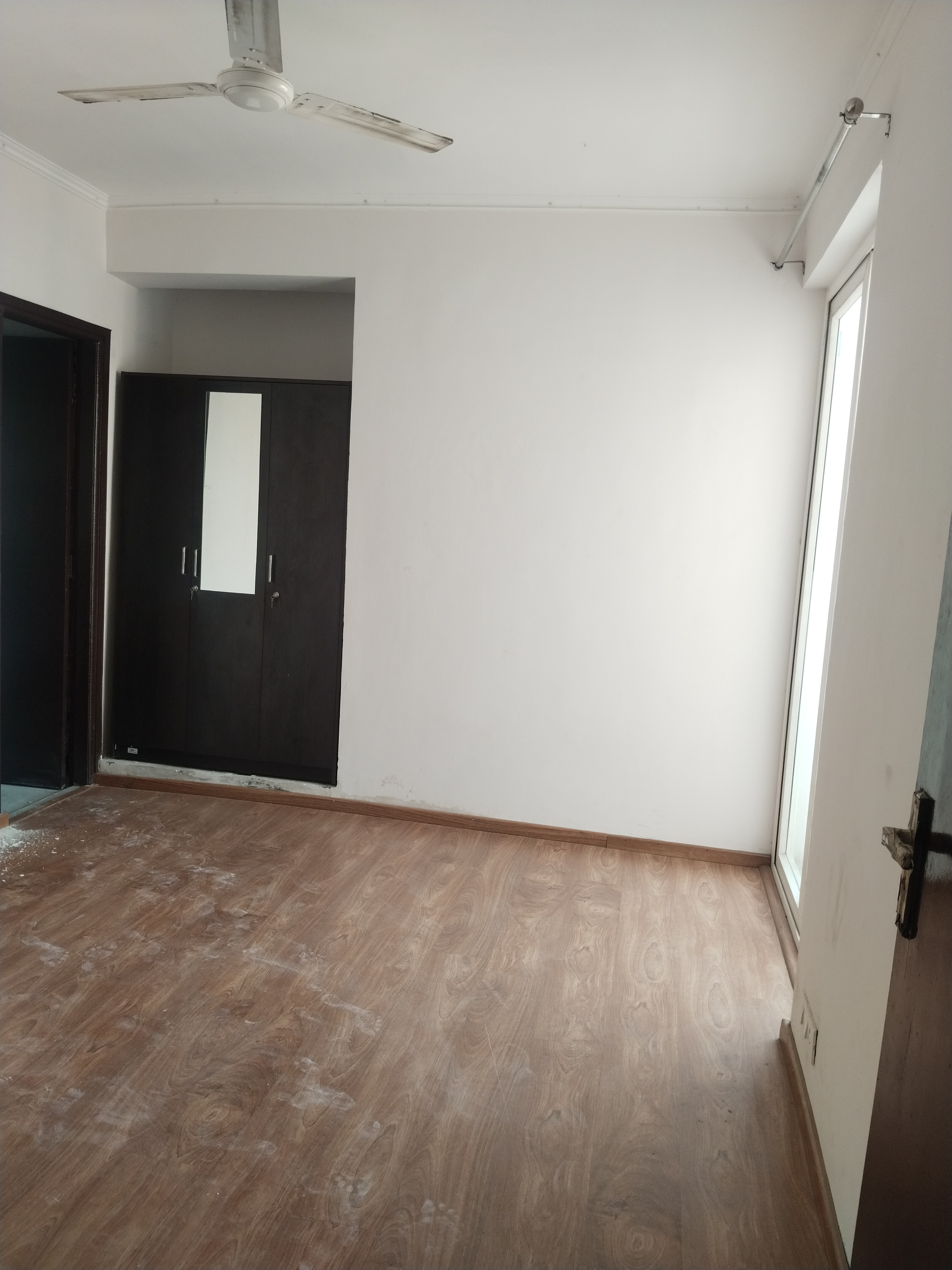 2 BHK + Servant Room Apartment For Rent in Amrapali Leisure Park