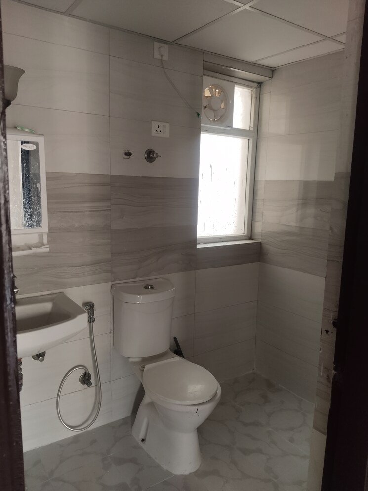 Bathroom, amrapali-leisure-park 2 Bedroom 955 Sq.Ft. Apartment In Amrapali Leisure Valley Greater Noida 8585677