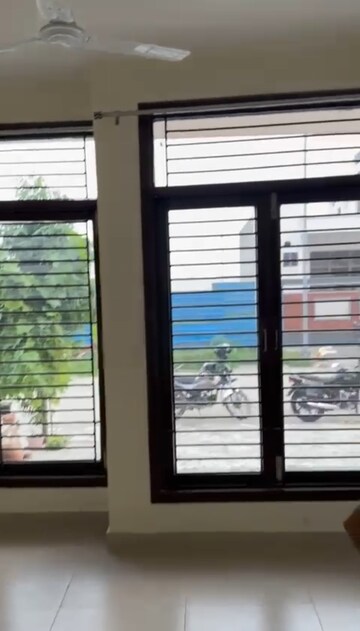 Room in 2 BHK Apartment at Wave City, Wave City – for Rent