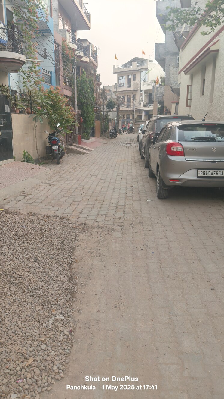  Parking, baltana 4 Bedroom 150 Sq.Yd. Independent House In Baltana Zirakpur 8586041