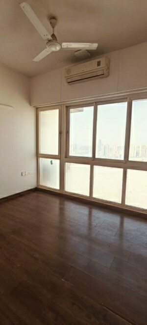 Room in 6 BHK Apartment at Oberoi Exquisite Goregaon, Goregaon East – for Sale