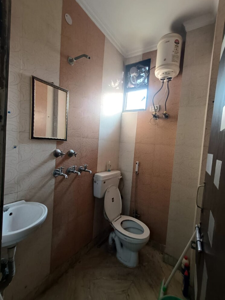 Bathroom, ashok nagar 1.5 Bedroom 450 Sq.Ft. Builder Floor In Ashok Nagar Delhi 8586229