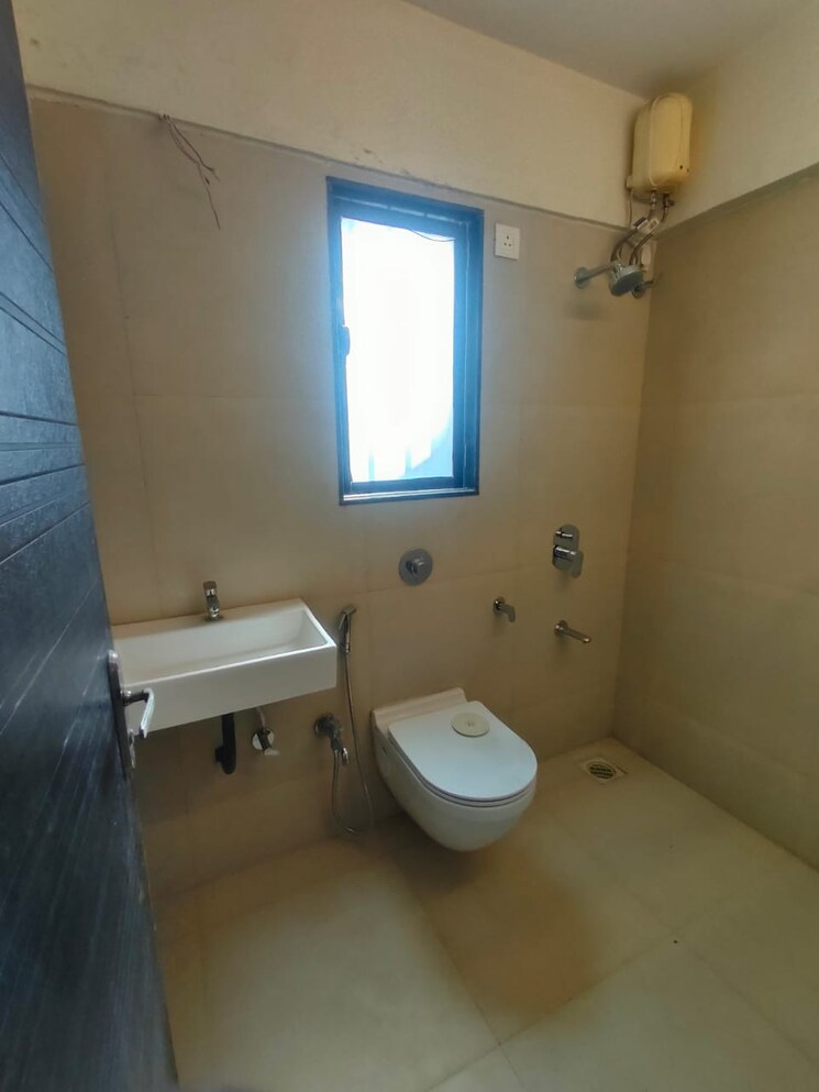 Bathroom, juhu-pearl 3 Bedroom 1500 Sq.Ft. Apartment In Juhu Mumbai 8586269