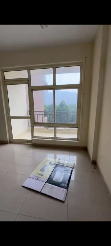 Room in 2 BHK Apartment at Antriksh Golf View, Sector 78 – for Rent
