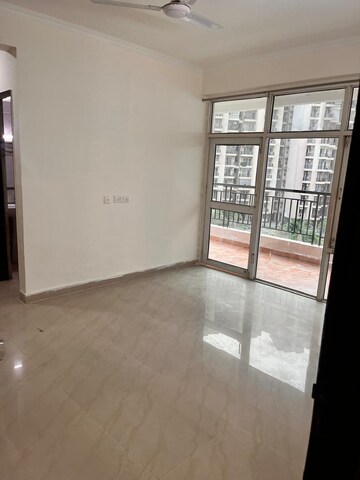 Room in 2 BHK Apartment at Gaur City 2 - 12th Avenue, Sector 16c Greater Noida – for Rent