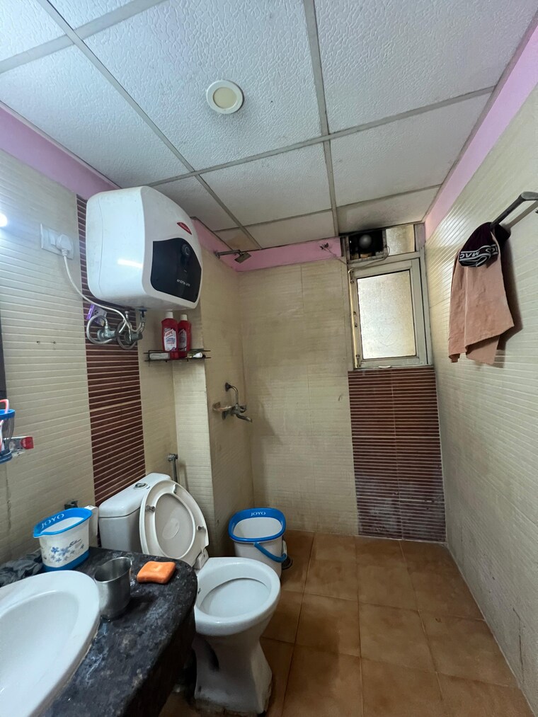 Bathroom, gardenia-glamour 3 Bedroom 1550 Sq.Ft. Apartment In Vasundhara Sector 3 Ghaziabad 8586540