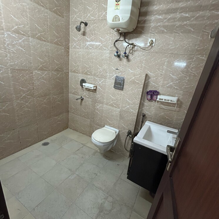 Bathroom, lajpat nagar i 2 Bedroom 900 Sq.Ft. Builder Floor In Lajpat Nagar I Delhi 8586682