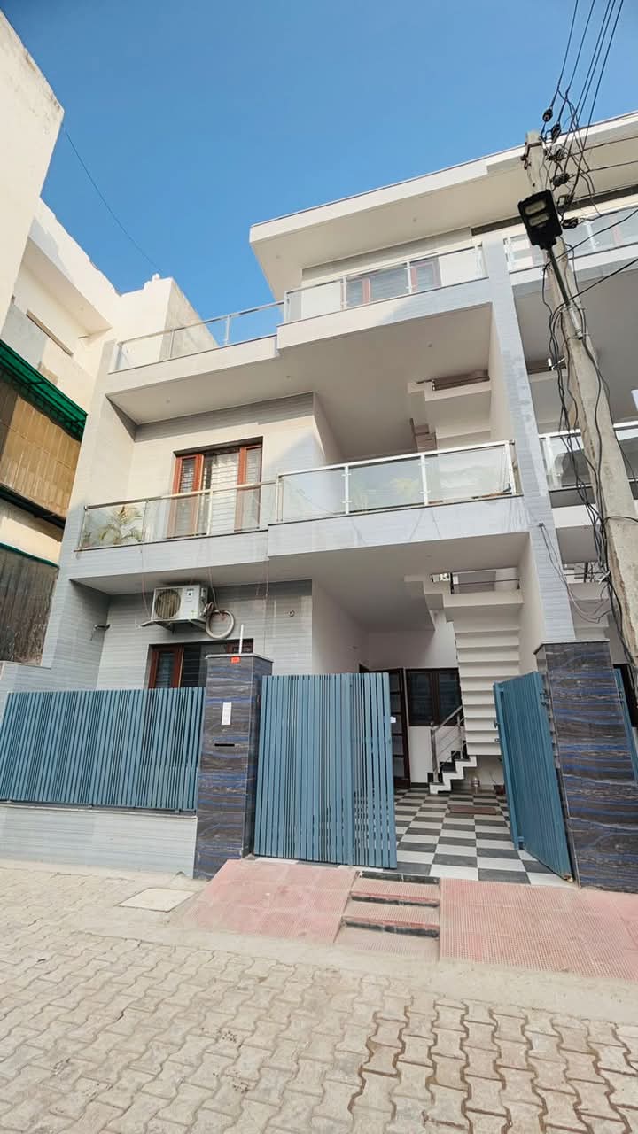 4 BHK + Pooja Room,Servant Room,Study Room,Extra Room Independent House For Sale in Sunny Enclave 