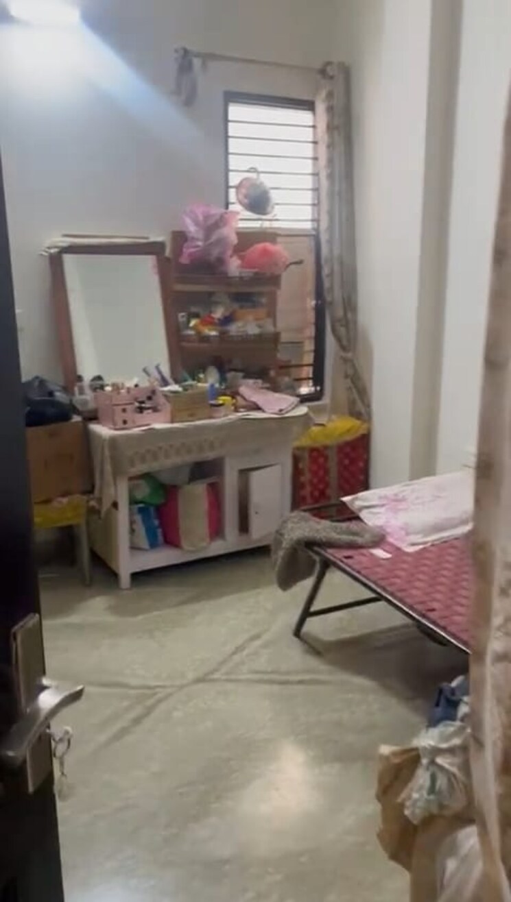 Room, sector 21d 3.5 Bedroom 250 Sq.Yd. Builder Floor In Sector 21d Faridabad 8587036