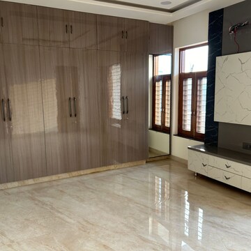 Room in 2 BHK Builder Floor at BPTP District, Sector 3 – for Rent