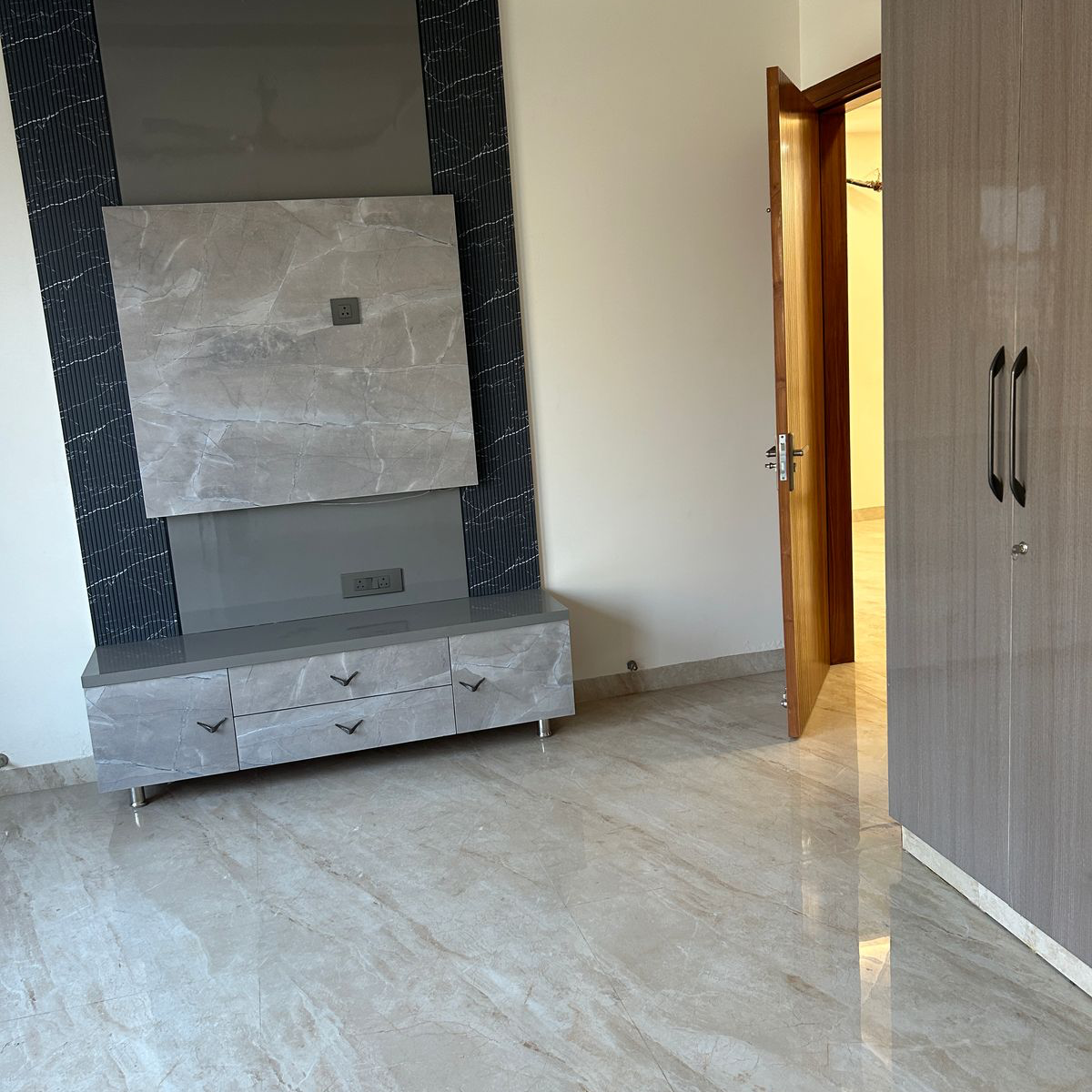 2 BHK + Servant Room 175 Sq.Yd. Builder Floor in BPTP District