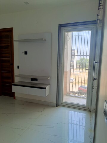 Room in 3 BHK Builder Floor at Puri Kohinoor, Sector 89 – for Rent