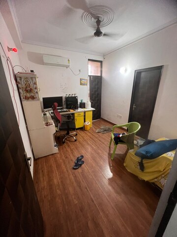 Room in 3 BHK Apartment at Noida Central – for Rent
