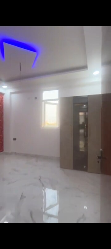 Room in 3 BHK Builder Floor at Knowledge Park V Greater Noida – for Rent