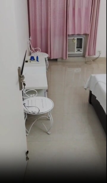 Furnished Amenities in 3 BHK Apartment at Maple Heights, Sector 43 – for Rent