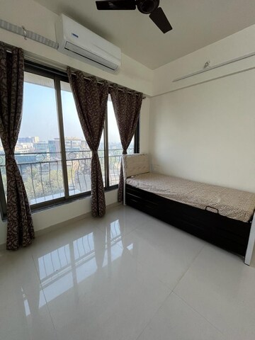 Room in 2 BHK Apartment at Kunj Vihar Vile Parle West, Vile Parle West – for Rent