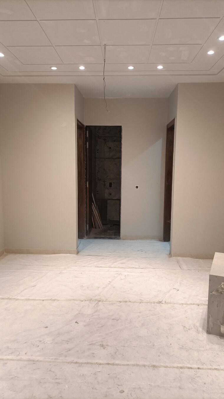 Room, ambica vihar 3.5 Bedroom 180 Sq.Yd. Builder Floor In Ambica Vihar Delhi 8587670