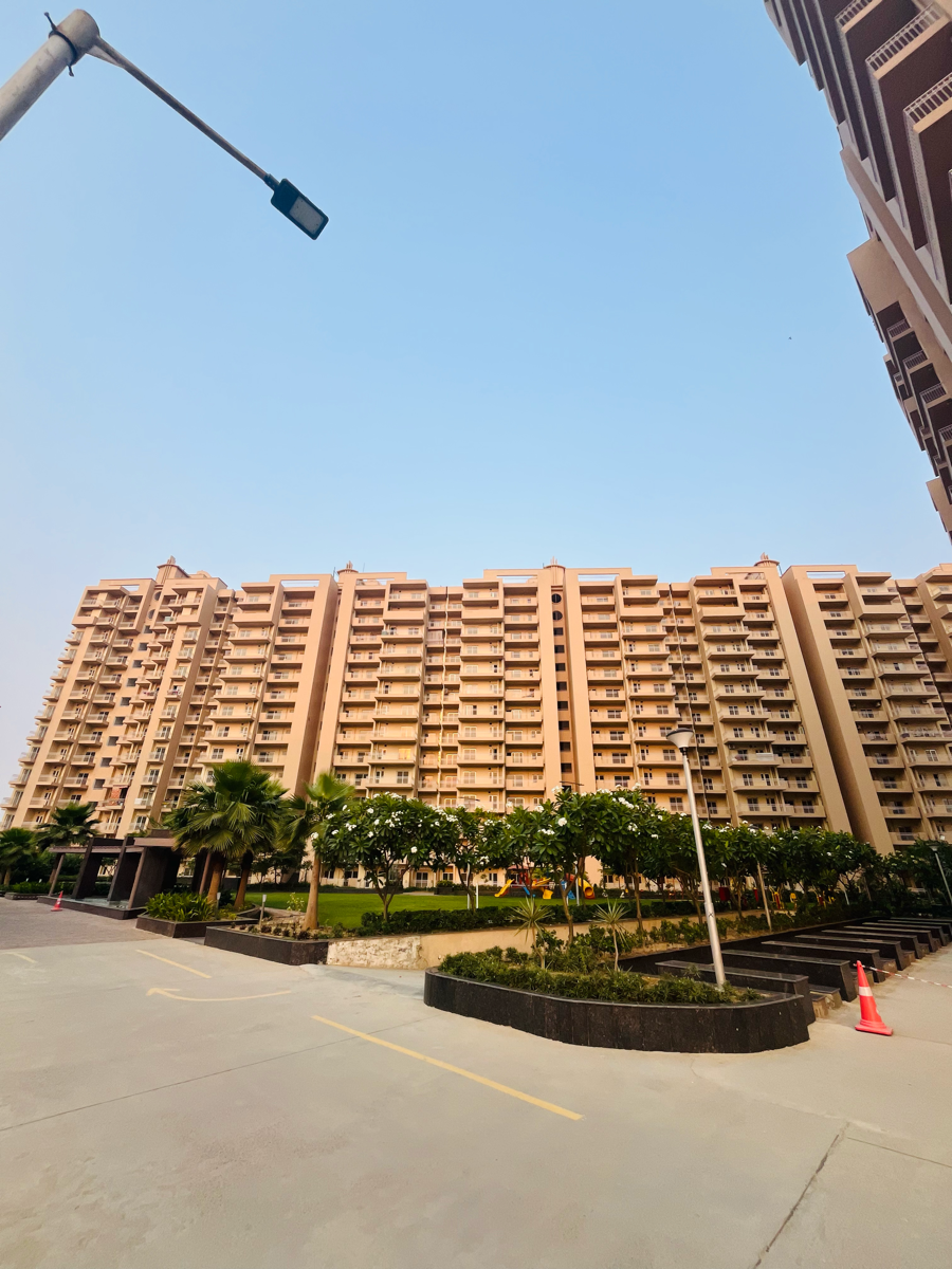 5 BHK + Servant Room Apartment For Sale in Capital Gateway 