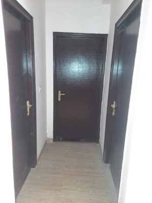 Room in 2 BHK Apartment at Amrapali Golf Homes, Sector 4 Greater Noida – for Sale