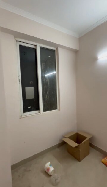 Room in 2 BHK Apartment at Amrapali Golf Homes, Sector 4 Greater Noida – for Rent
