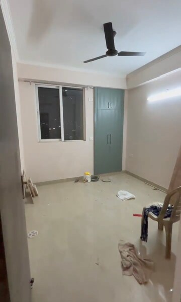 Room in 2 BHK Apartment at Amrapali Golf Homes, Sector 4 Greater Noida – for Rent