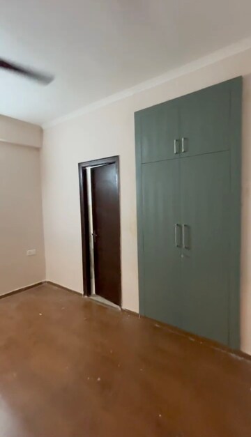Room in 2 BHK Apartment at Amrapali Golf Homes, Sector 4 Greater Noida – for Rent