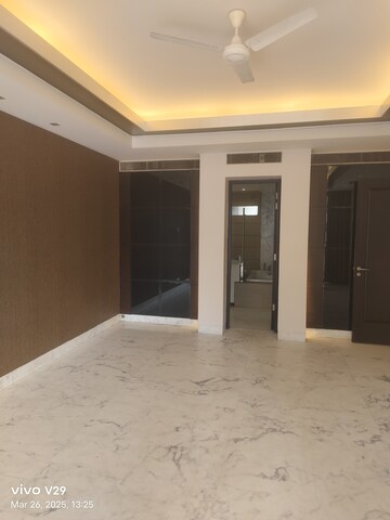 Room in 4 BHK Apartment at Bestech Park View Spa, Sector 47 – for Rent