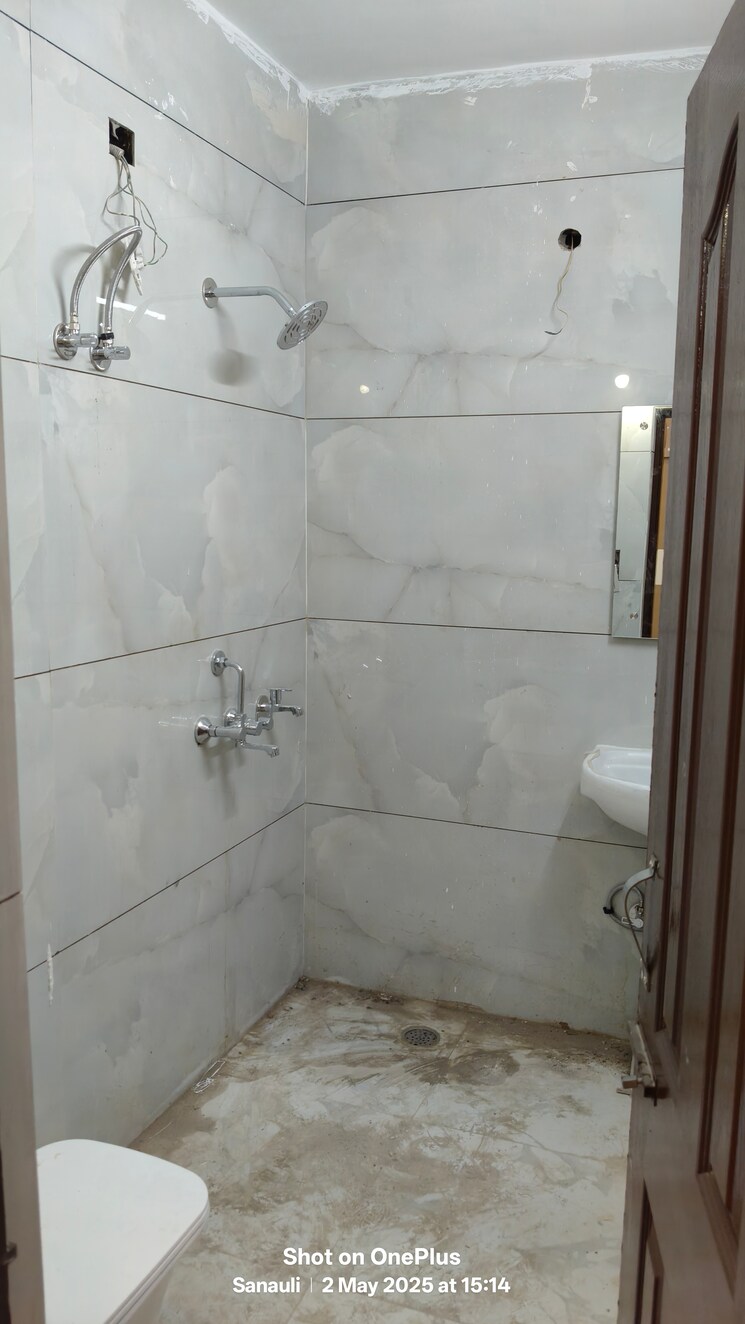 Bathroom, ambala highway 3.5 Bedroom 150 Sq.Yd. Apartment In Ambala Highway Zirakpur 8588221