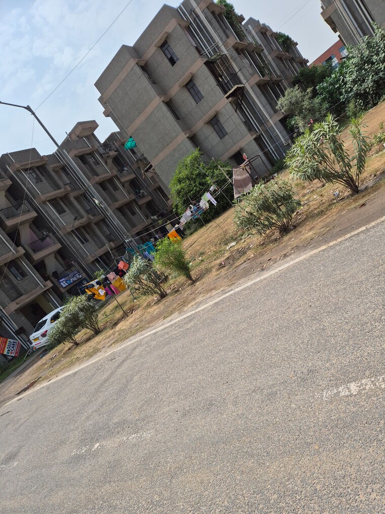 Balcony, sector 10 greater noida 1.5 Bedroom 30 Sq.Mt. Apartment In Sector 10 Greater Noida Greater Noida 8588389