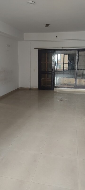 Room in 3.5 BHK Apartment at Shiv Sai Ozone Park, Sector 86 – for Rent