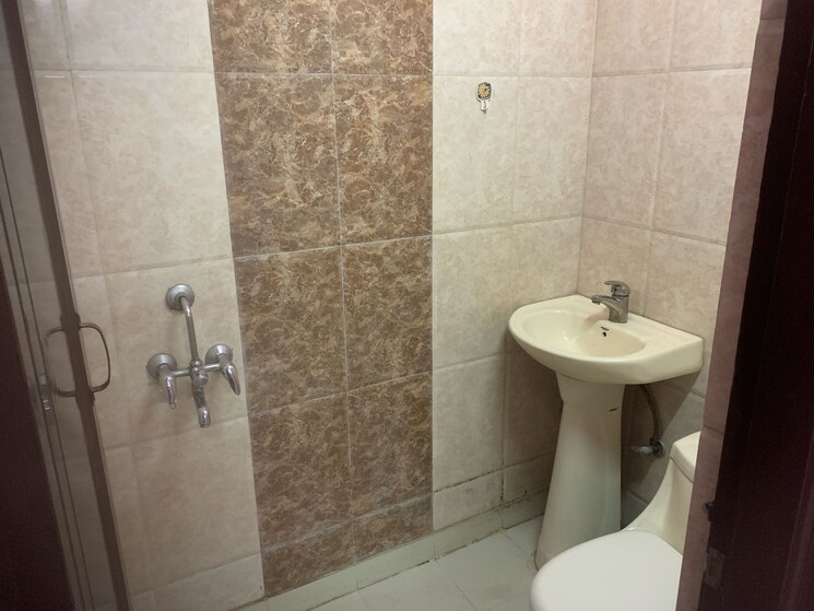 Bathroom, gyan khand 2 Bedroom 1050 Sq.Ft. Builder Floor In Gyan Khand Ghaziabad 8588759