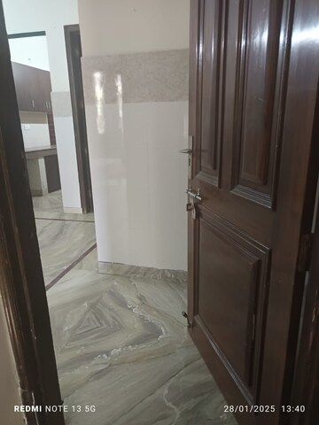 Room in 1 BHK Builder Floor at Sector 43 – for Rent