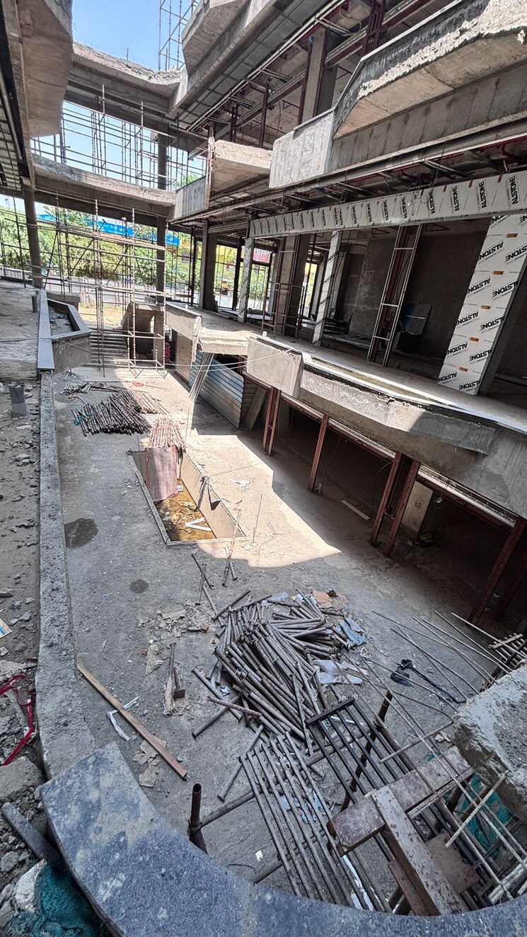 Balcony, karyan-square Commercial Shop 341 Sq.Ft. In Wave City Ghaziabad 8588804