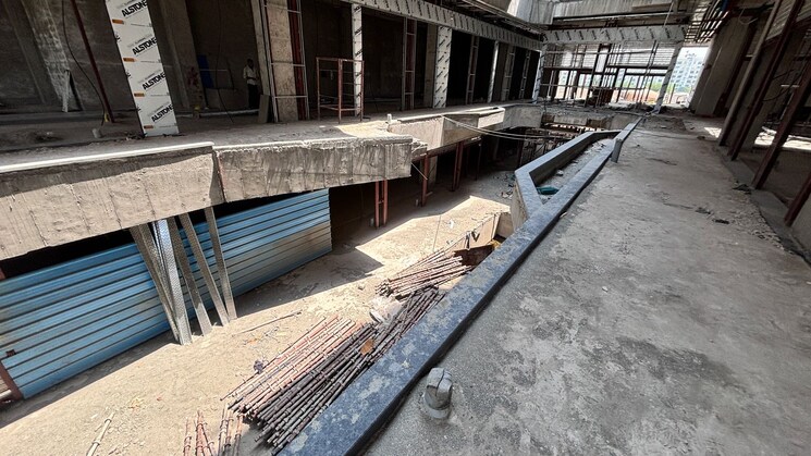 Balcony, karyan-square Commercial Shop 341 Sq.Ft. In Wave City Ghaziabad 8588804