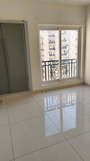Room in 2.5 BHK Apartment at AIG Park Avenue, Sector 4 Greater Noida – for Sale